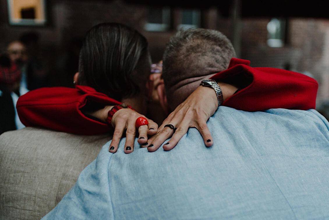 14_Hochzeitsfotograf-Wuerzburg-13_Ga?ste gratulieren dem Hochzeitspaar nach der Trauung bei der schwulen Hochzeit in der Burg Konradsheim bei Ko?n. Hochzeitsbild vom Hochzeitsfotograf Axel Link