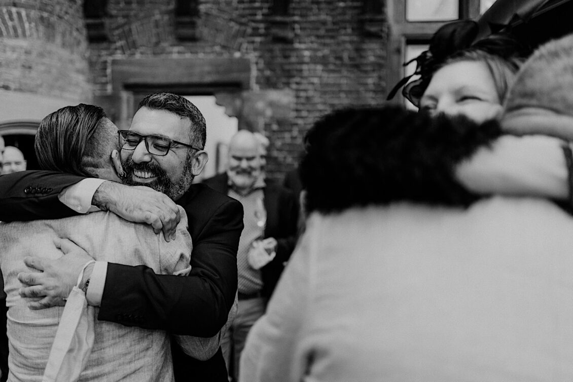 17_Hochzeitsfotograf-Wuerzburg-17_Ga?ste gratulieren dem Hochzeitspaar nach der Trauung bei der schwulen Hochzeit in der Burg Konradsheim bei Ko?n. Hochzeitsbild vom Hochzeitsfotograf Axel Link