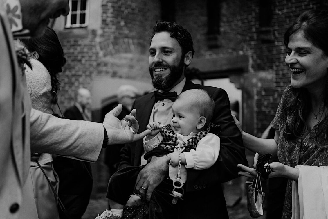 18_Hochzeitsfotograf-Wuerzburg-15_Ga?ste gratulieren dem Hochzeitspaar nach der Trauung bei der schwulen Hochzeit in der Burg Konradsheim bei Ko?n. Hochzeitsbild vom Hochzeitsfotograf Axel Link