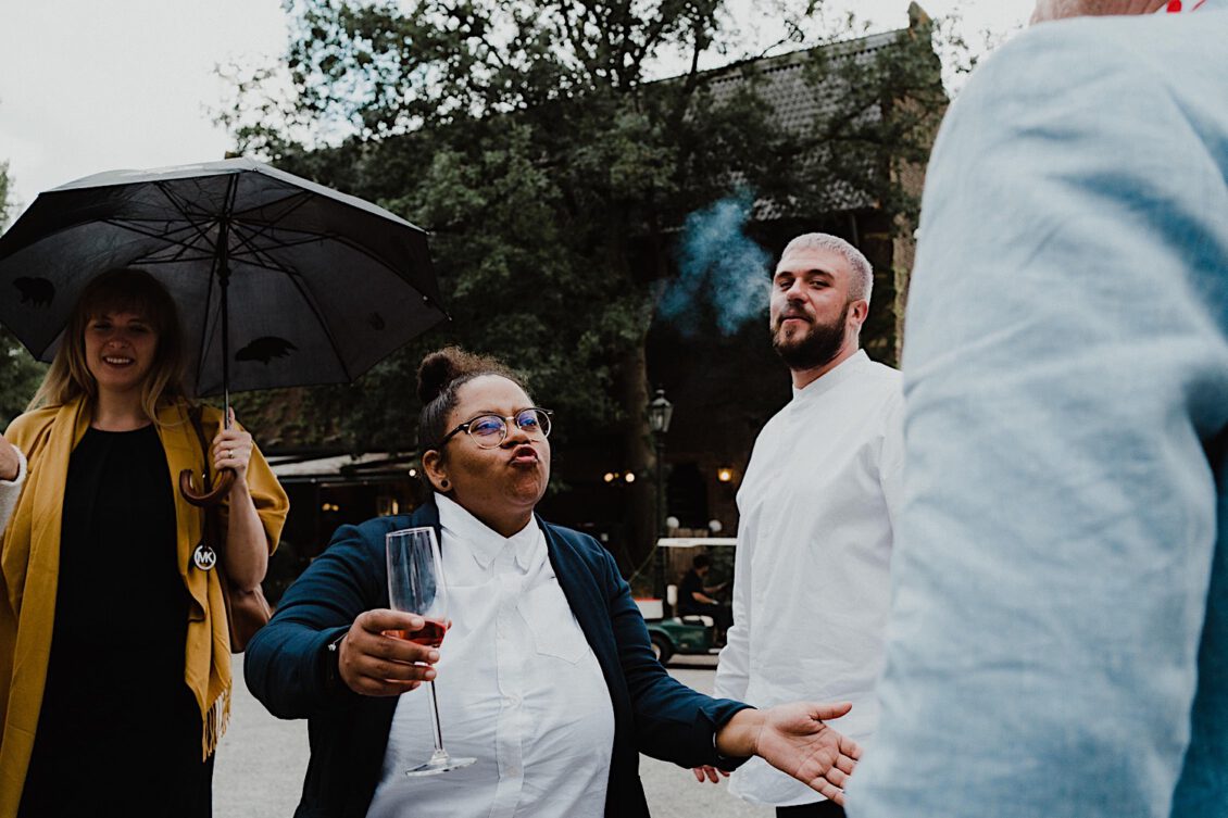 22_Hochzeitsfotograf-Wuerzburg-38_Sektempfang nach der Trauung bei der schwulen Hochzeit in der Burg Konradsheim bei Ko?n. Hochzeitsbild vom Hochzeitsfotograf Axel Link