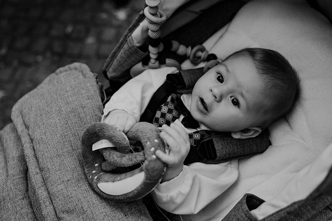 25_Hochzeitsfotograf-Wuerzburg-37_Sektempfang nach der Trauung bei der schwulen Hochzeit in der Burg Konradsheim bei Ko?n. Hochzeitsbild vom Hochzeitsfotograf Axel Link