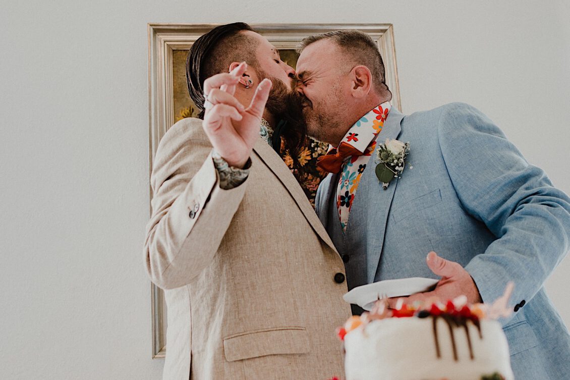 31_Hochzeitsfotograf-Wuerzburg-25_Das Hochzeitspaar schneidet die Hochzeitstorte an bei schwulen Hochzeit in der Burg Konradsheim bei Ko?n. Hochzeitsbild vom Hochzeitsfotograf Axel Link