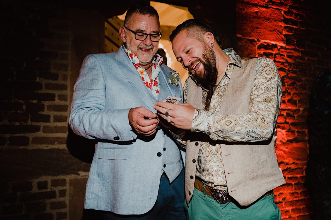 41_Hochzeitsfotograf-Wuerzburg-44_Zauberer an der schwulen Hochzeit auf der Burg Konradsheim bei Ko?ln.