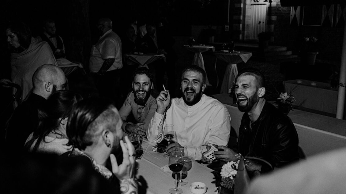 42_Hochzeitsfotograf-Wuerzburg-41_Party an der schwulen Hochzeit auf der Burg Konradsheim bei Ko?ln.