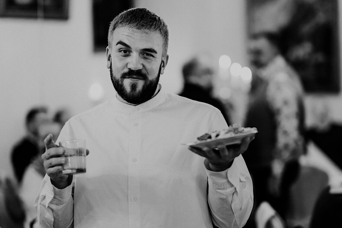 44_Hochzeitsfotograf-Wuerzburg-47_Party an der schwulen Hochzeit auf der Burg Konradsheim bei Ko?ln.