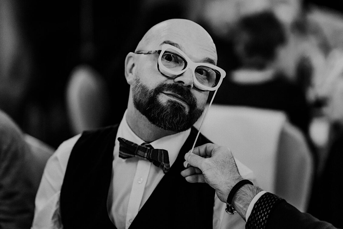 45_Hochzeitsfotograf-Wuerzburg-48_Party an der schwulen Hochzeit auf der Burg Konradsheim bei Ko?ln.