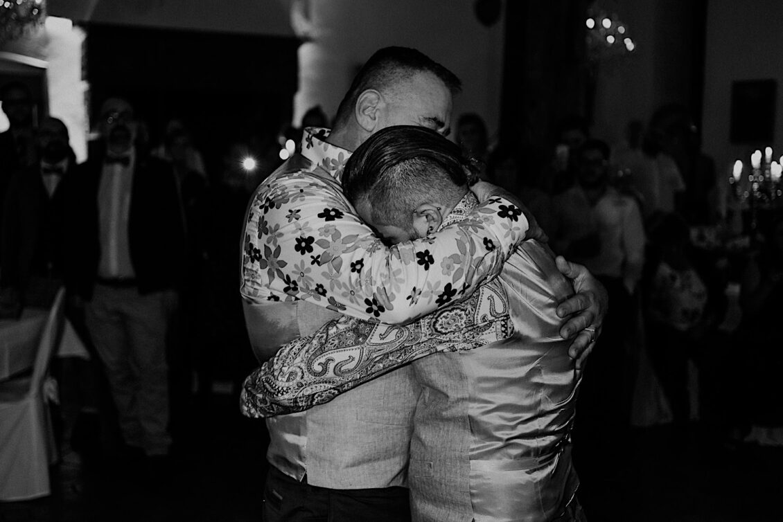 47_Hochzeitsfotograf-Wuerzburg-51_Party an der schwulen Hochzeit auf der Burg Konradsheim bei Ko?ln.