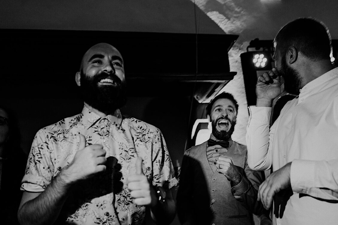 53_Hochzeitsfotograf-Wuerzburg-57_Party an der schwulen Hochzeit auf der Burg Konradsheim bei Ko?ln.