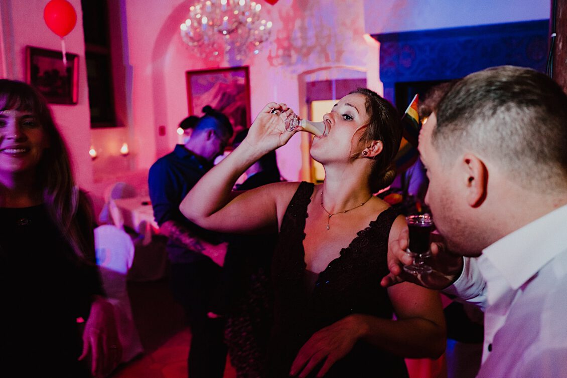 54_Hochzeitsfotograf-Wuerzburg-64_Party an der schwulen Hochzeit auf der Burg Konradsheim bei Ko?ln.