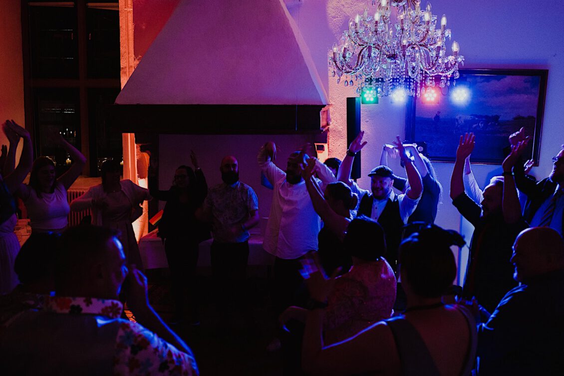 55_Hochzeitsfotograf-Wuerzburg-59_Party an der schwulen Hochzeit auf der Burg Konradsheim bei Ko?ln.