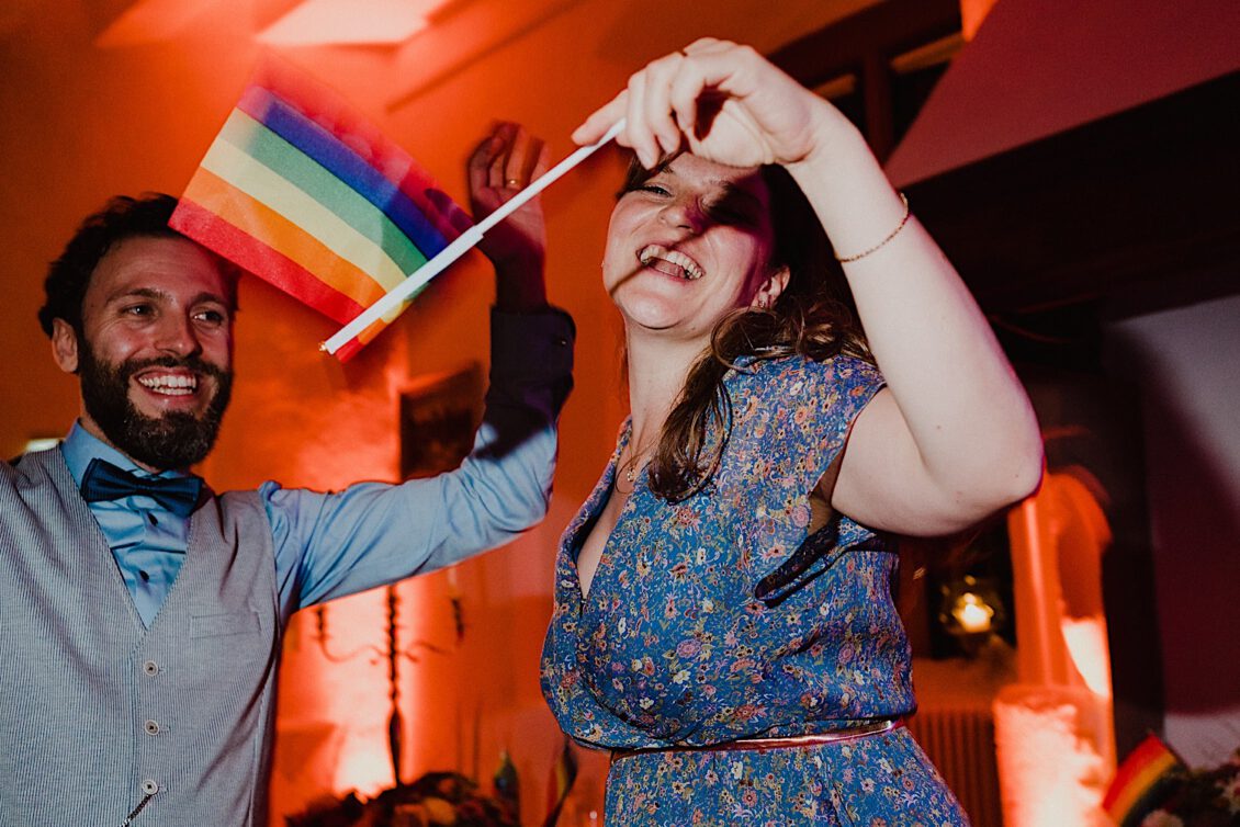 57_Hochzeitsfotograf-Wuerzburg-65_Party an der schwulen Hochzeit auf der Burg Konradsheim bei Ko?ln.