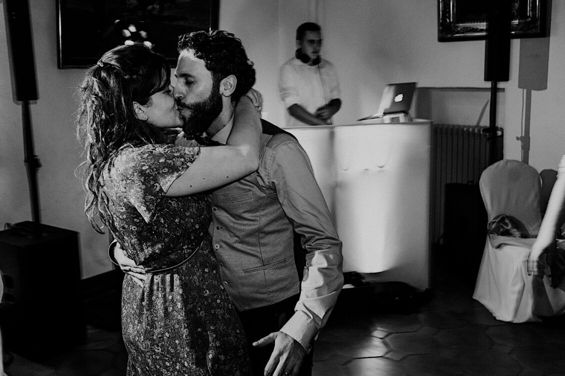 58_Hochzeitsfotograf-Wuerzburg-63_Party an der schwulen Hochzeit auf der Burg Konradsheim bei Ko?ln.