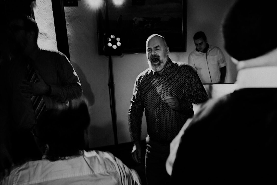 60_Hochzeitsfotograf-Wuerzburg-66_Party an der schwulen Hochzeit auf der Burg Konradsheim bei Ko?ln.