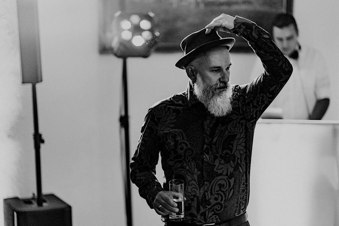 64_Hochzeitsfotograf-Wuerzburg-70_Party an der schwulen Hochzeit auf der Burg Konradsheim bei Ko?ln.