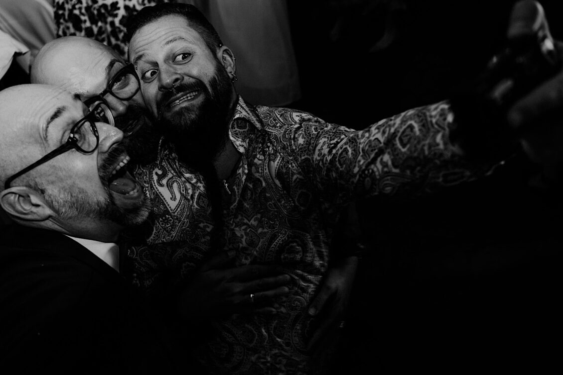 66_Hochzeitsfotograf-Wuerzburg-72_Party an der schwulen Hochzeit auf der Burg Konradsheim bei Ko?ln.