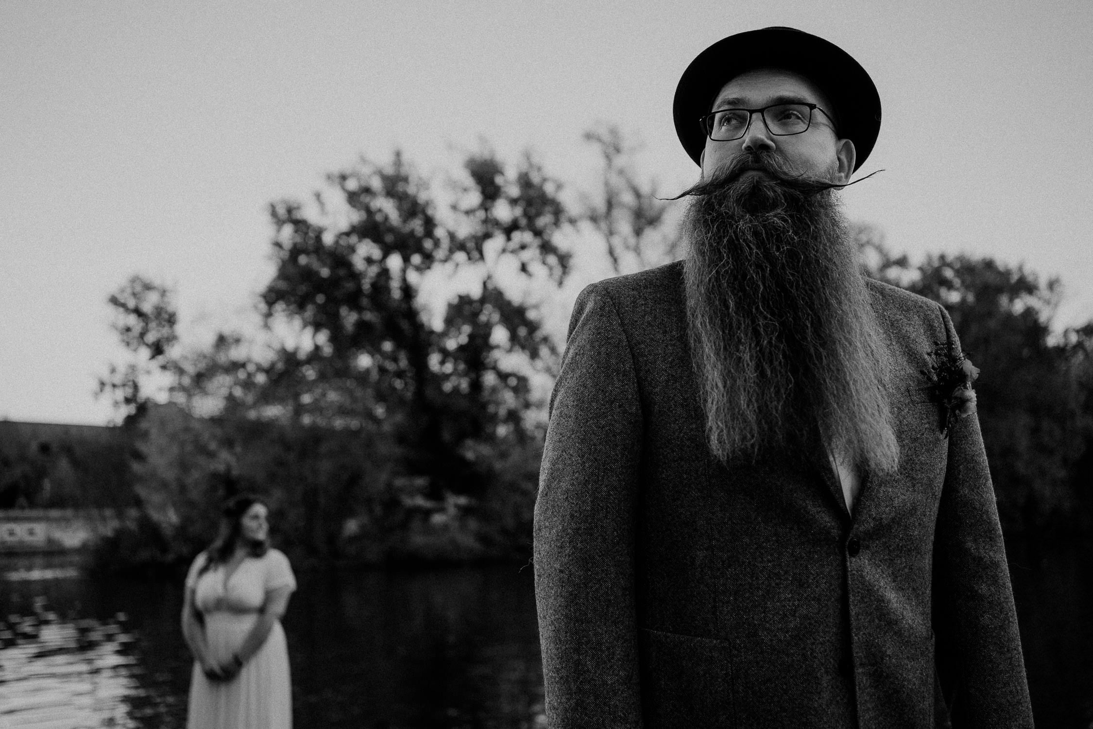 Hochzeit in der Marina Hafenbar in Würzburg. Festgehalten vom Hochzeitsfotograf Wuerzburg Axel Link. Das Brautpaar be derm Portraitsession der Hochzeitsbilder
