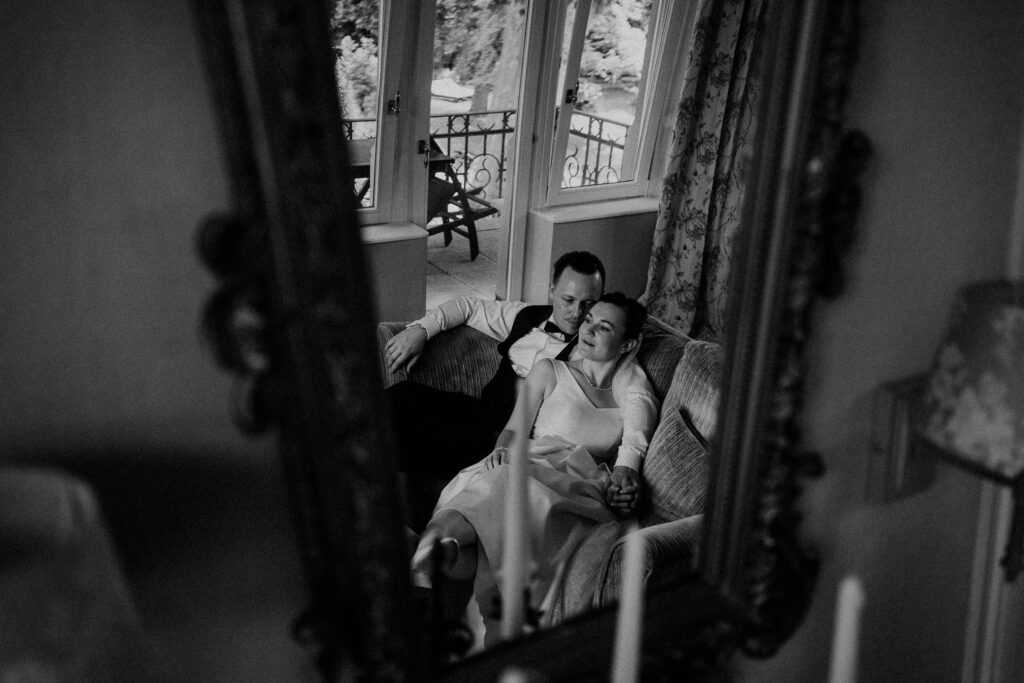 Brautpaar im Zimmer bei einer Hochzeit im Kronenschlösschen Rheingau