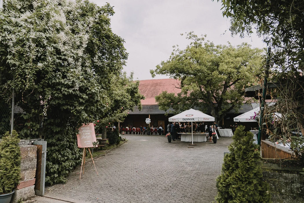 Hochzeitslocation-Gasthof-Englert-Rothof-Rottendorf-3 Hochzeitslocation-Gasthof-Englert-Rothof-Rottendorf Hochzeitsfotograf Wuerburg Außen Haupteingang