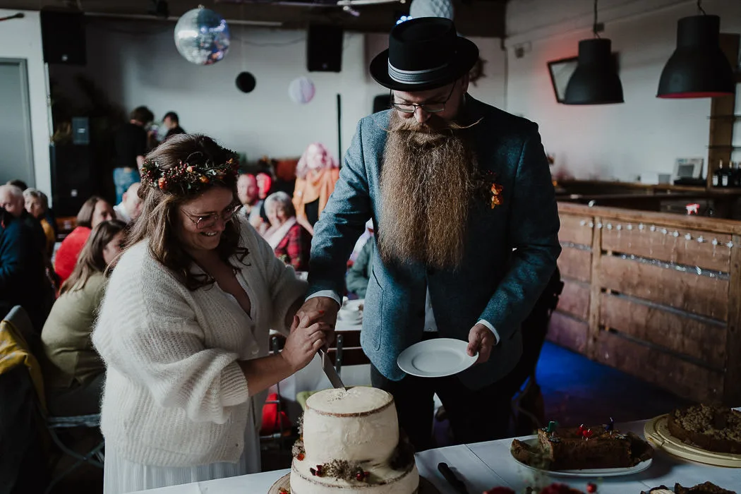 Hochzeitslocation-Marina-Hafenbar-Wuerzburg-4 Hochzeitslocation-Marina-Hafenbar-Wuerzburg Hochzeitstorte Anschnitt Hochzeitsfotograf Wuerzburg