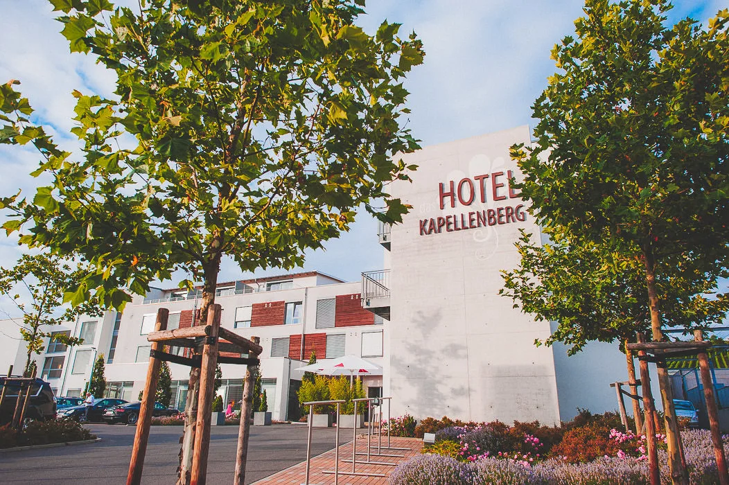 Hochzeitslocation-Hotel-Kapellenberg-Eibelstadt-Hochzeitsfotograf-Wuerzburg-3 Hochzeitslocation-Hotel-Kapellenberg-Eibelstadt-Hochzeitsfotograf-Wuerzburg außen