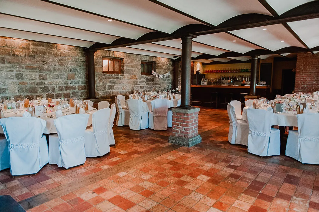 Hochzeitslocation-Nikolaushof-Wuerzburg-Hochzeitsfotograf-Wuerzburg-1 Hochzeitslocation-Nikolaushof-Wuerzburg-Hochzeitsfotograf-Wuerzburg drinnen