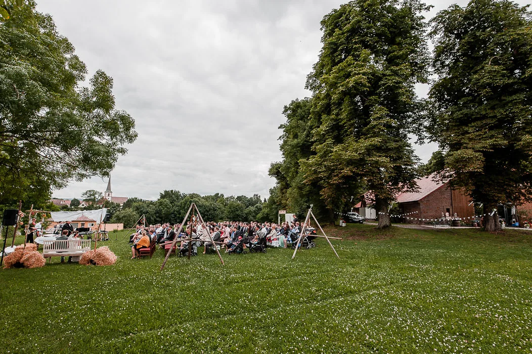 Hochzeitslocation-Schlossscheune-Traustadt-Hochzeitsfotograf-Wuerzburg-1 Hochzeitslocation-Schlossscheune-Traustadt-Hochzeitsfotograf-Wuerzburg draußen outdoor freie Trauung