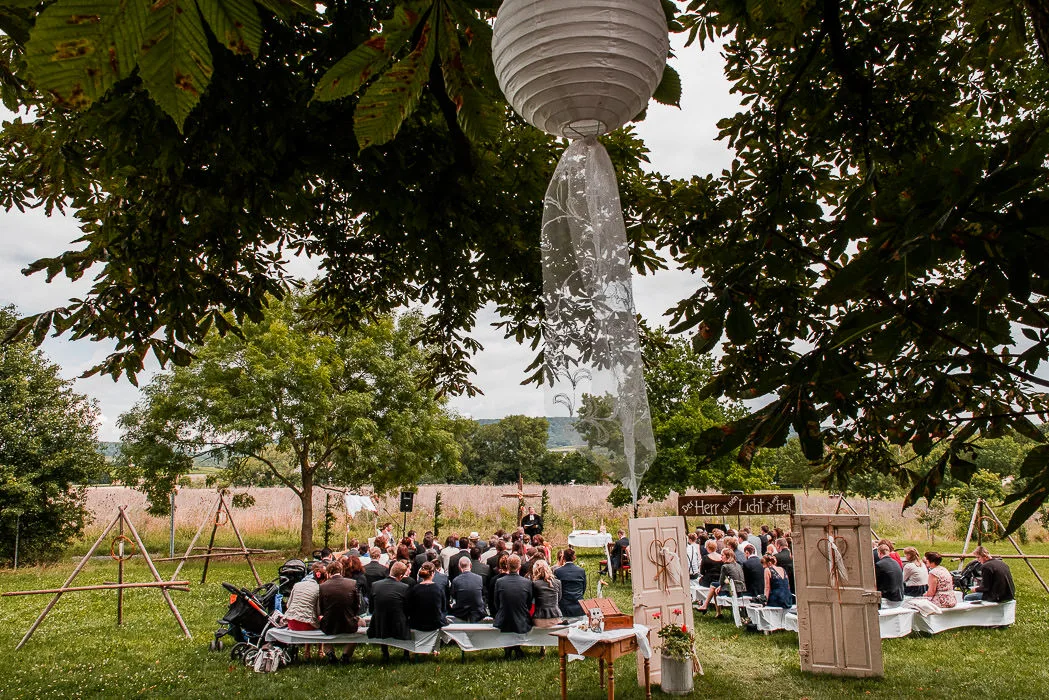 Hochzeitslocation-Schlossscheune-Traustadt-Hochzeitsfotograf-Wuerzburg-2 Hochzeitslocation-Schlossscheune-Traustadt-Hochzeitsfotograf-Wuerzburg draußen freie Trauung