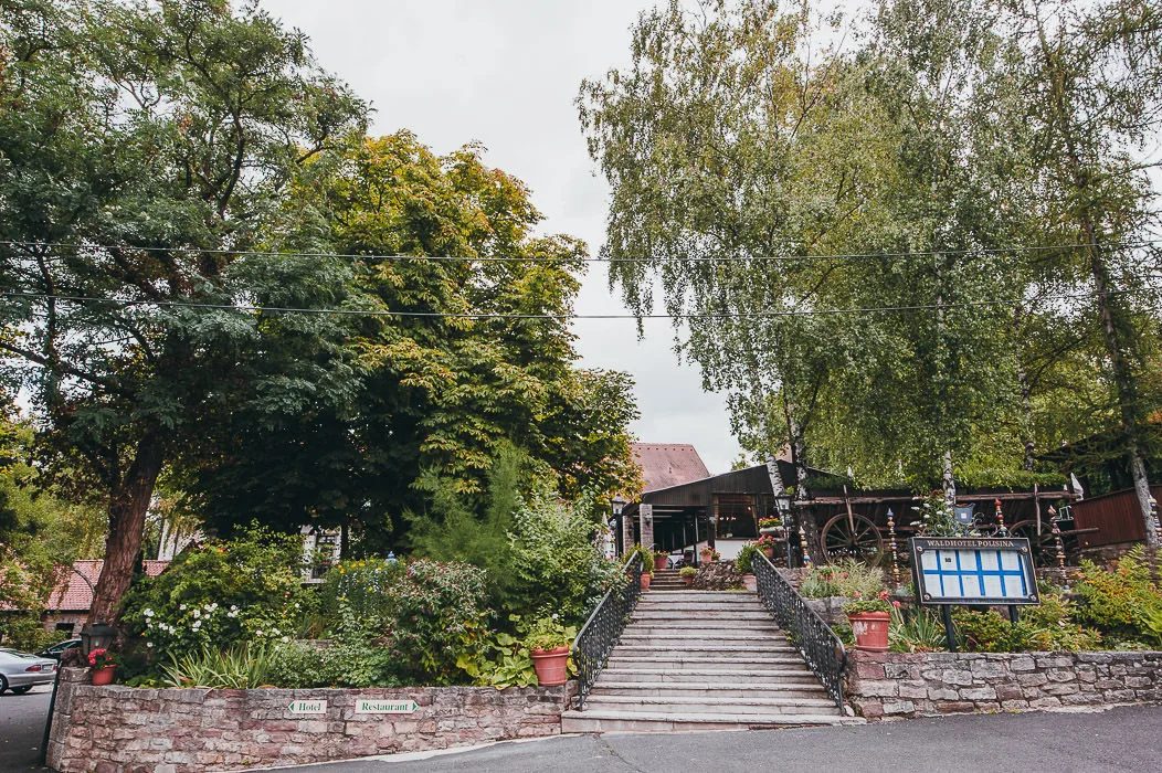Hochzeitslocation-Waldhotel-Polisina-Ochsenfurt-Hochzeitsfotograf-Wuerzburg-1 Hochzeitslocation-Best-Western-Waldhotel-Polisina-Ochsenfurt-Hochzeitsfotograf-Wuerzburg Haupteingang