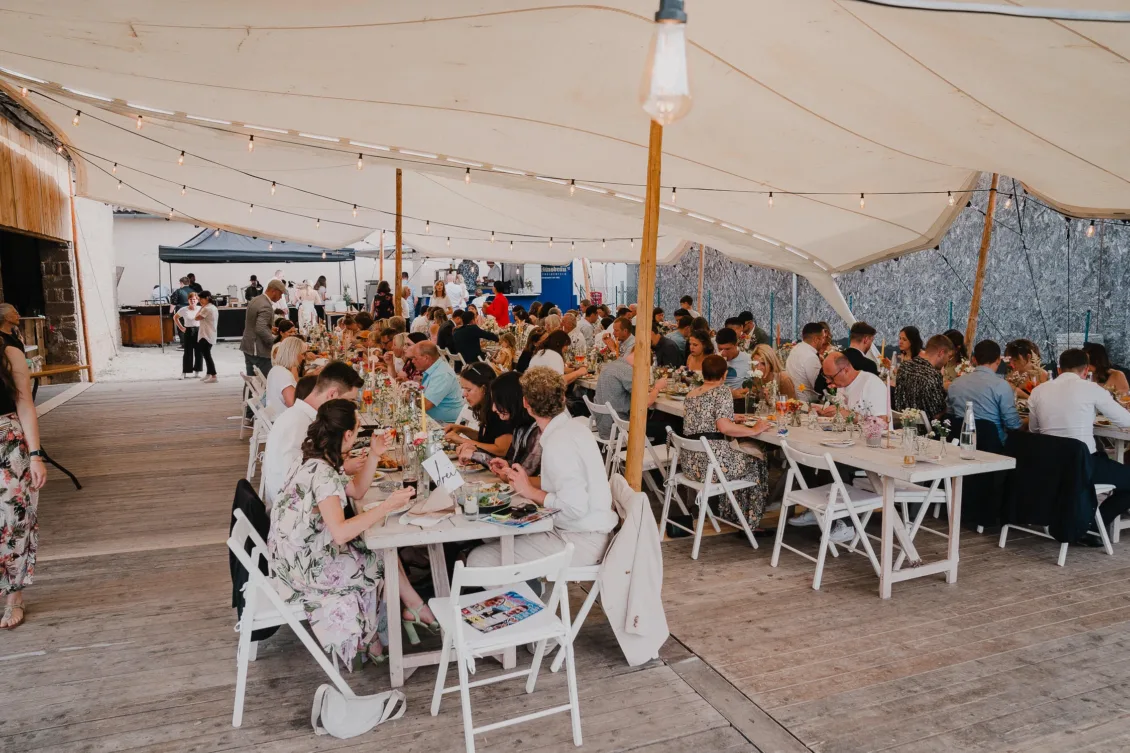 Hochzeitsfotograf Wuerzburg Freie Trauung und Feier in privater Scheune 31