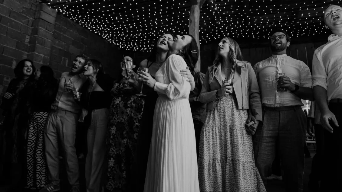 Hochzeitsfotograf Wuerzburg Freie Trauung und Feier in privater Scheune 37