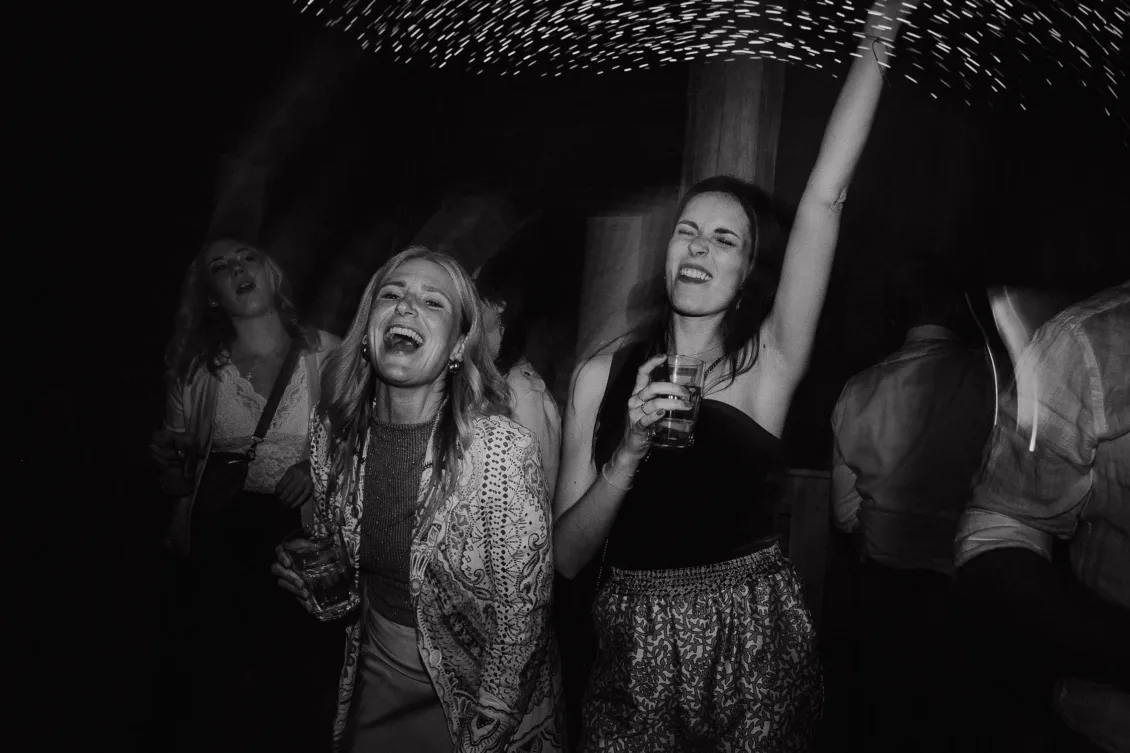 Hochzeitsfotograf Wuerzburg Freie Trauung und Feier in privater Scheune 57