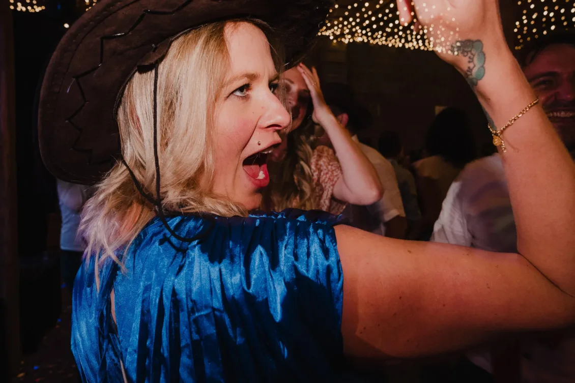 Hochzeitsfotograf Wuerzburg Freie Trauung und Feier in privater Scheune 73