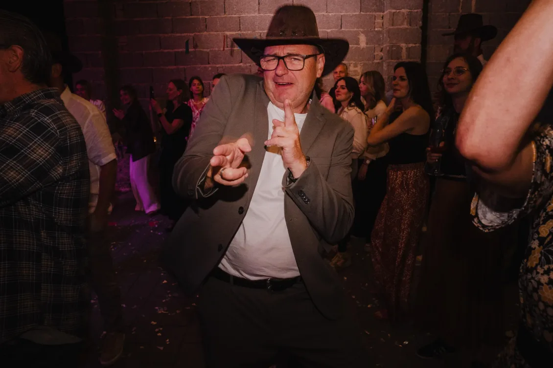 Hochzeitsfotograf Wuerzburg Freie Trauung und Feier in privater Scheune 75